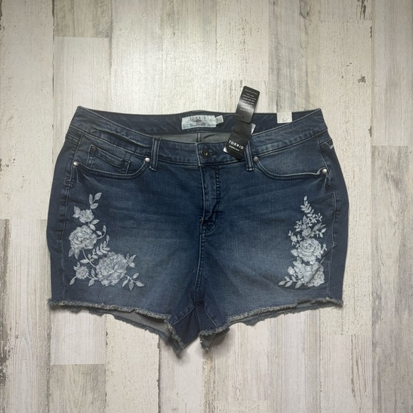 NWT Torrid Embroidered Floral Jean Shorts Size 20 - Picture 2 of 5